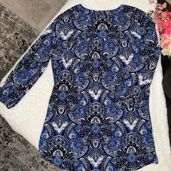 2 x 20$ White House Black Market Blue and Black Ornate Blouse Size M - Picture 7 of 7